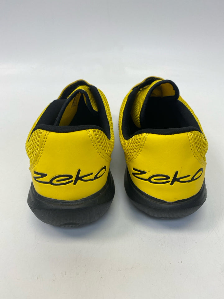 NWOT Size 9 Yellow Men&