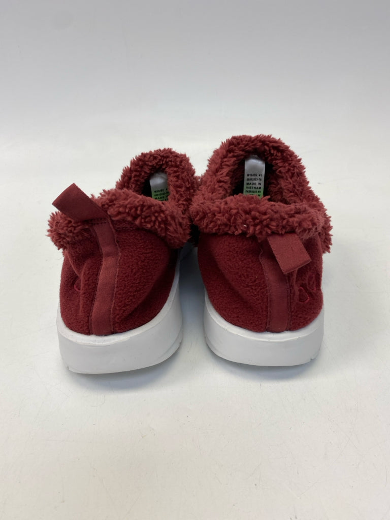 Oofos  Size 10 Dark Red Fuzzy Sneakers