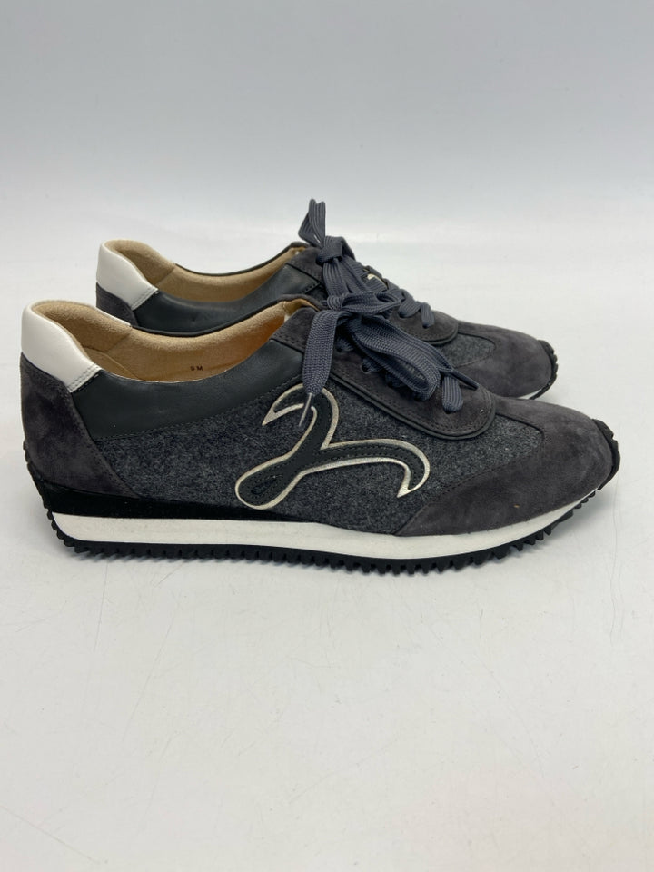 Vaneli  Size 9 Gray Lace-up Sneakers