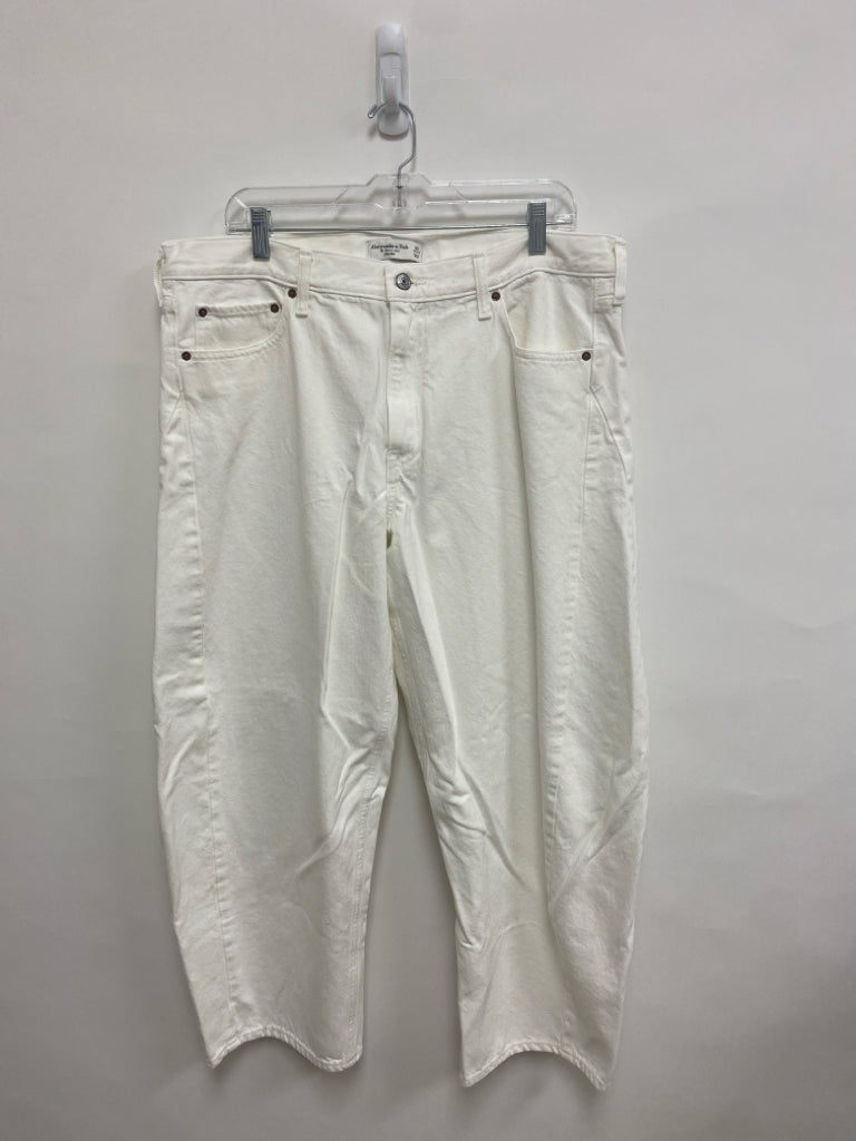 Abercrombie &amp; Fitch Size 32 White Ladies Jeans