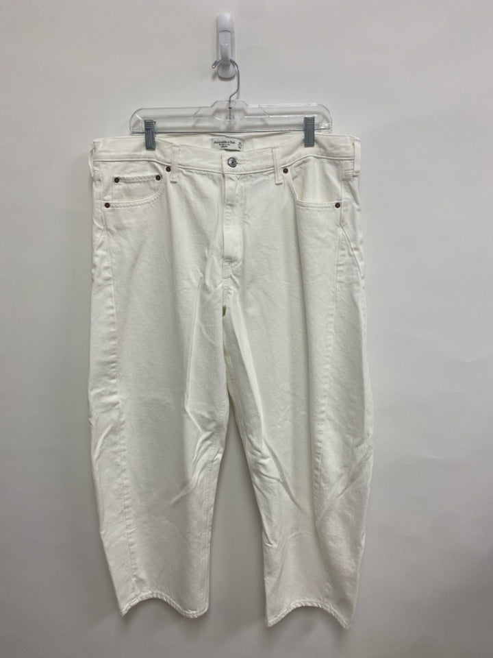 Abercrombie &amp; Fitch Size 32 White Ladies Jeans