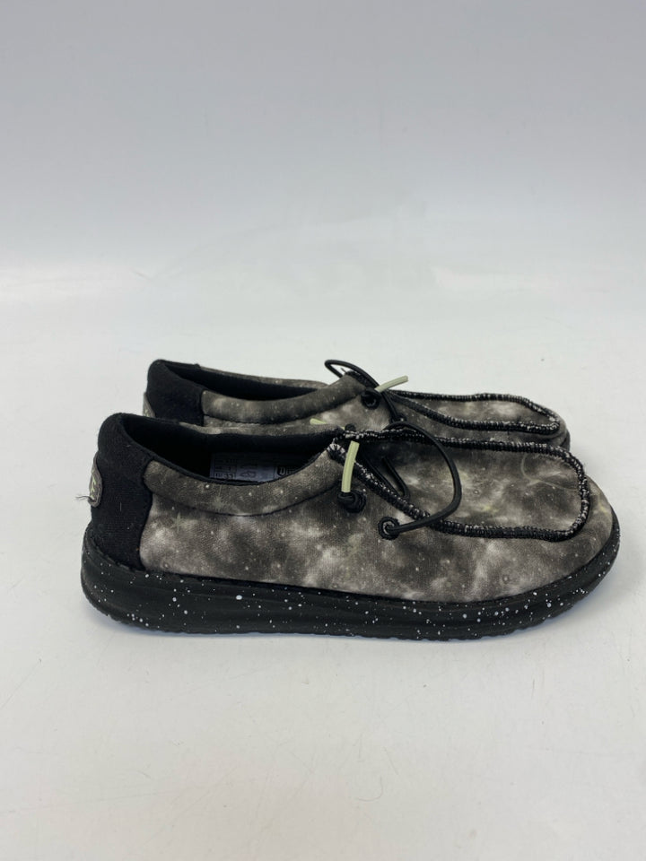 NWOT Hey Dude SIZE 1 Gray Black Boy&