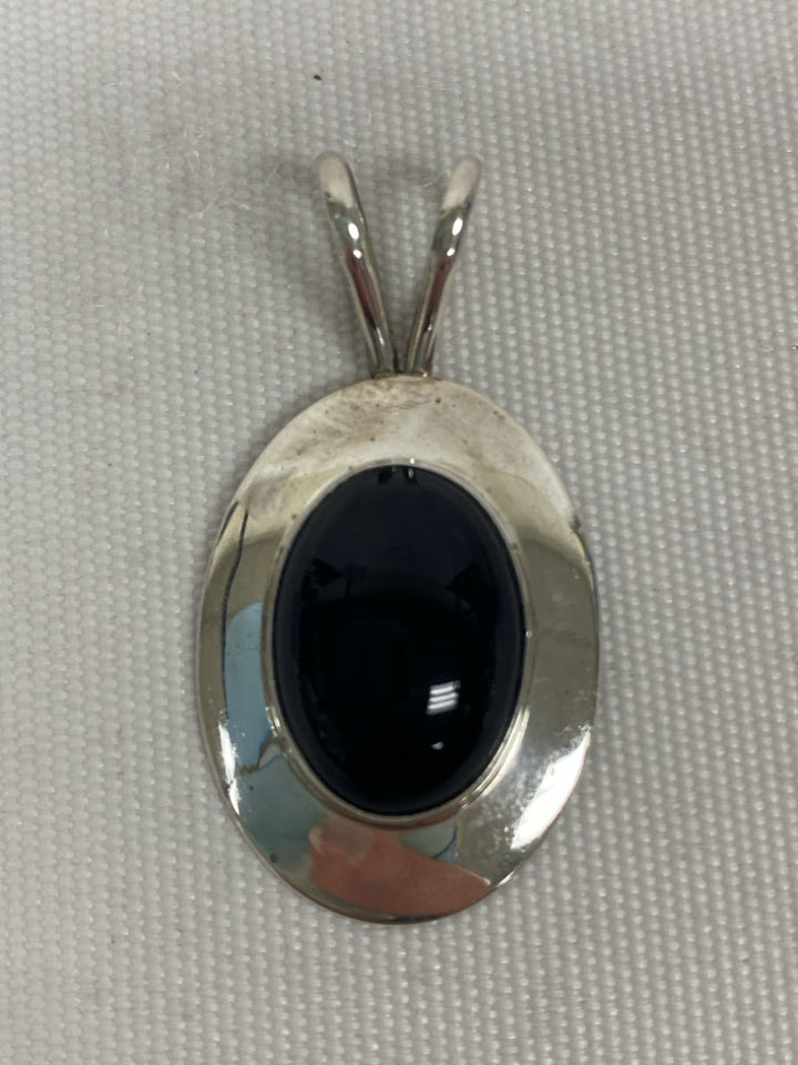 VHC Vidal Silver Black Oval(s) Pin