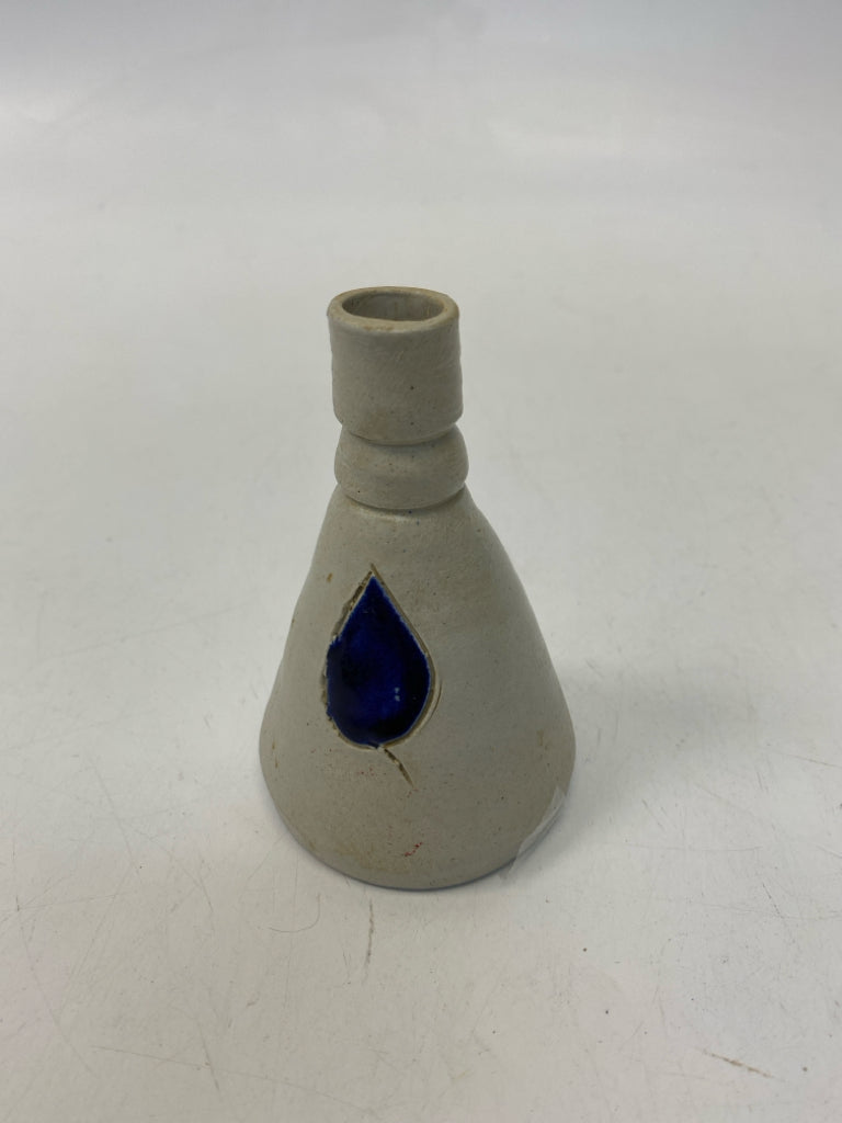 Williamsburg Cream Blue Pottery