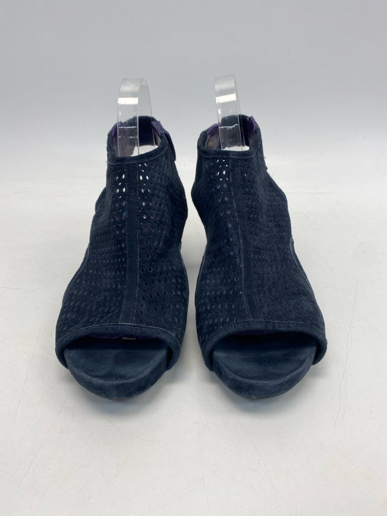 Vaneli US Shoe Size 10 Navy Perforated Sandals