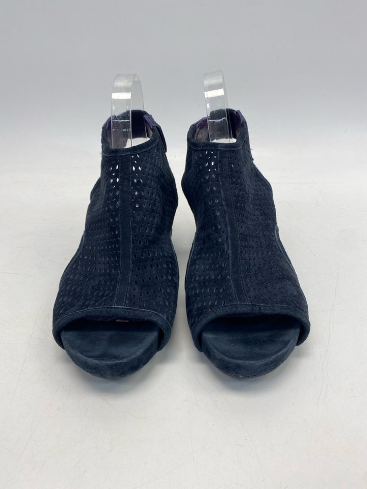 Vaneli US Shoe Size 10 Navy Perforated Sandals