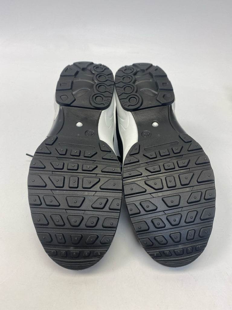 NWT  Size 43 Black Lace-up Sneakers