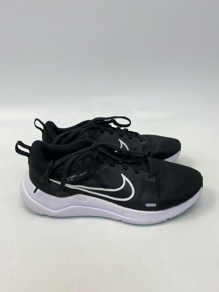 Nike  Size 7.5 Black/White Lace-up Sneakers
