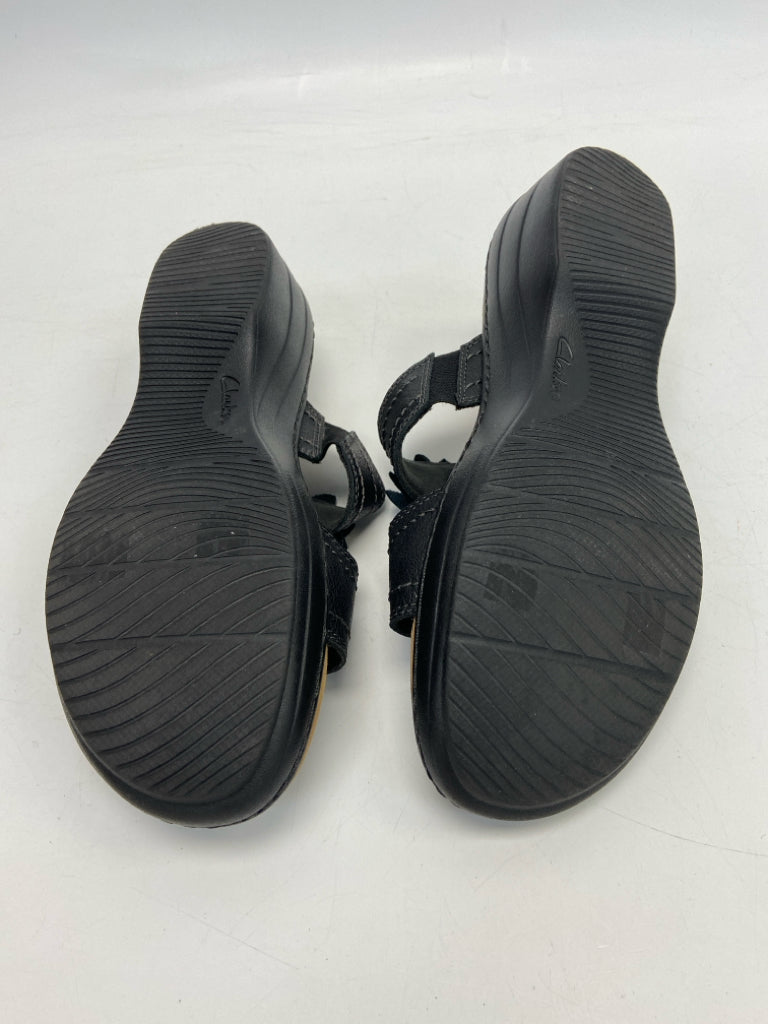 NWOT Clarks  Size 8.5 Black Rosette(s) Sandals