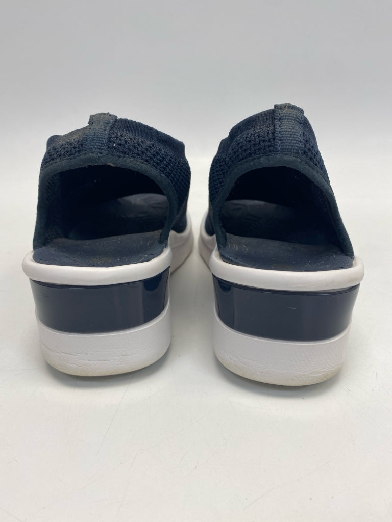 Bzees  Size 10 Navy Knit Sandals