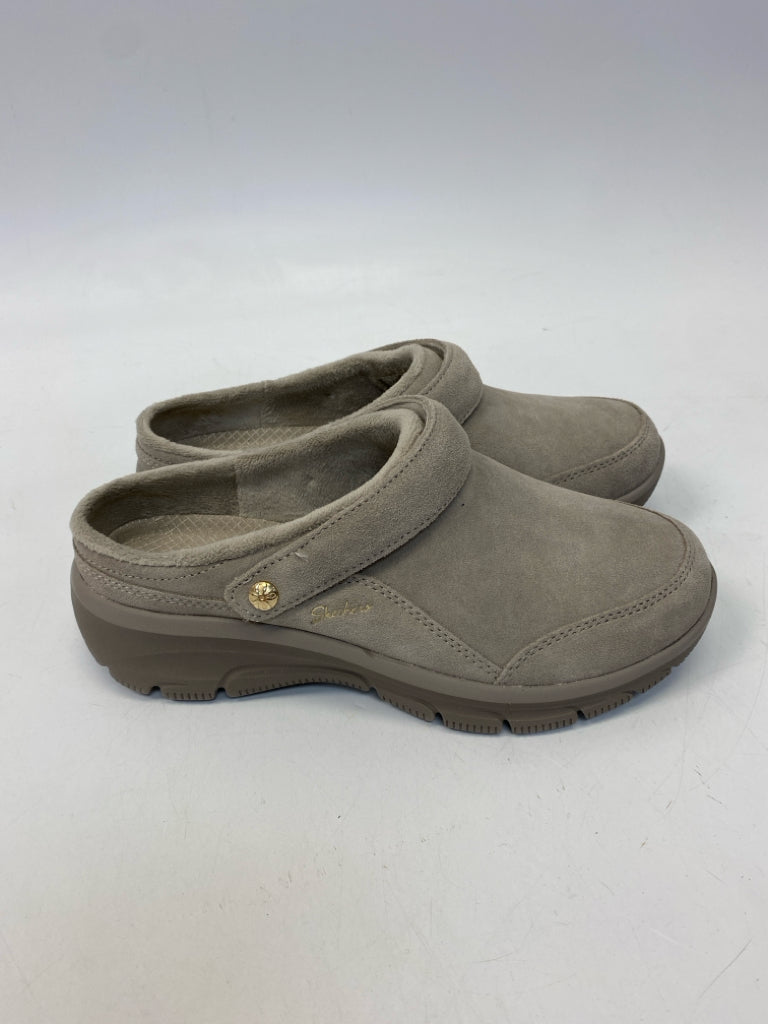NWOT Skechers  Size 7.5 Tan Suede Clogs