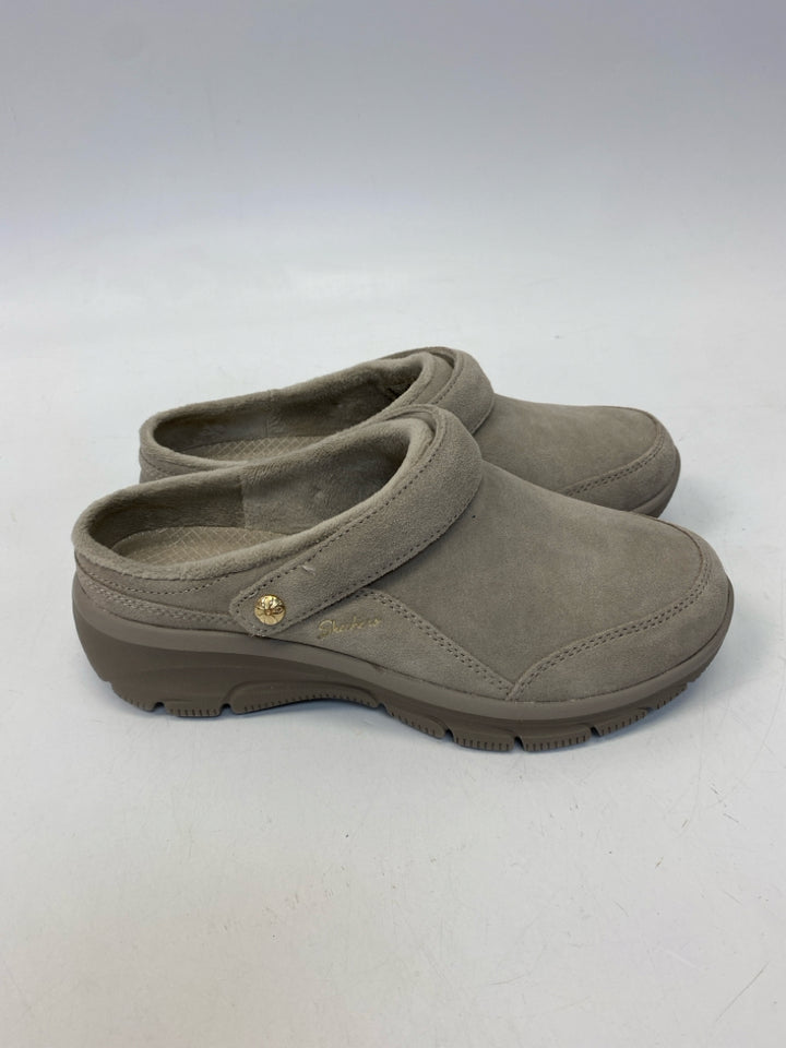 NWOT Skechers  Size 7.5 Tan Suede Clogs