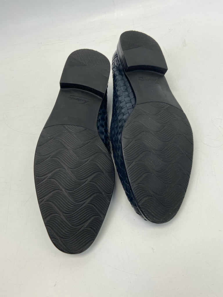 NWOT Trotters  Size 11 Dark Navy Woven Flats