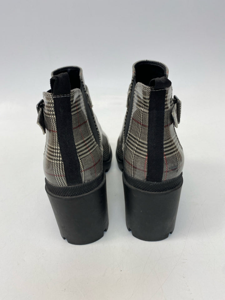 NWOT  Size 7 Gray Black/Cream Plaid Rubber Boots