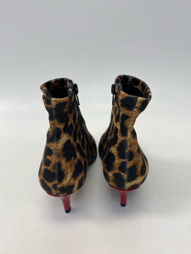 Betsey Johnson  Size 6.5 Black/Brown Side Zipper Boots