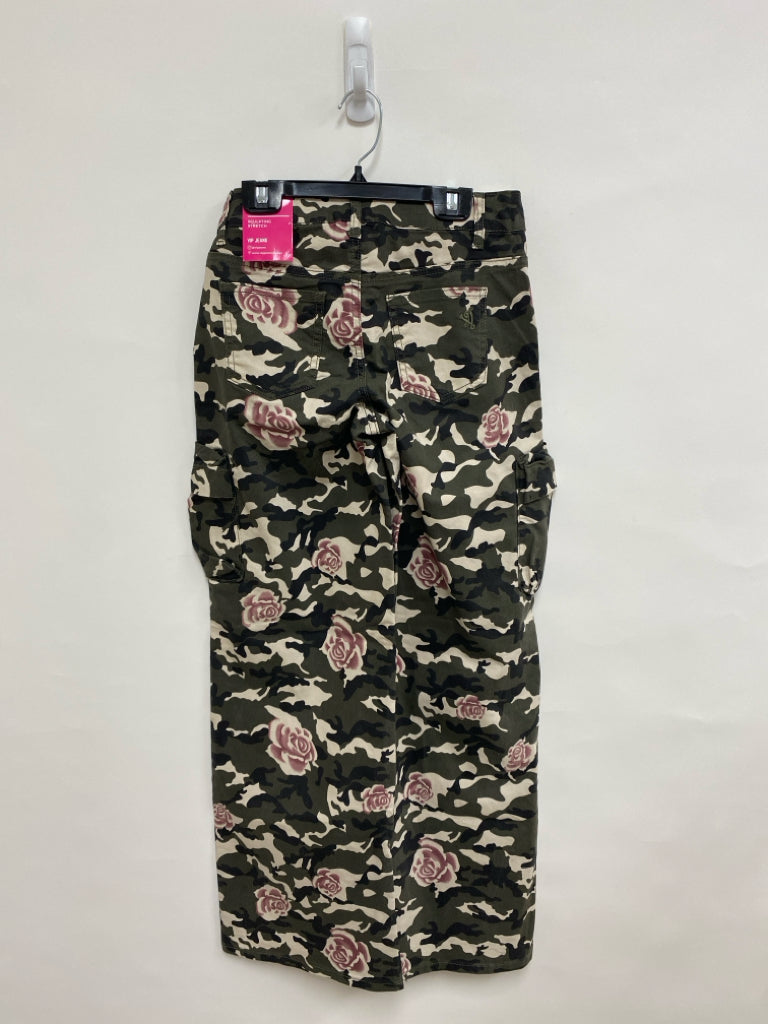 NWT Size 3 Olive/Black Beige Camouflage Cargo Ladies Pants