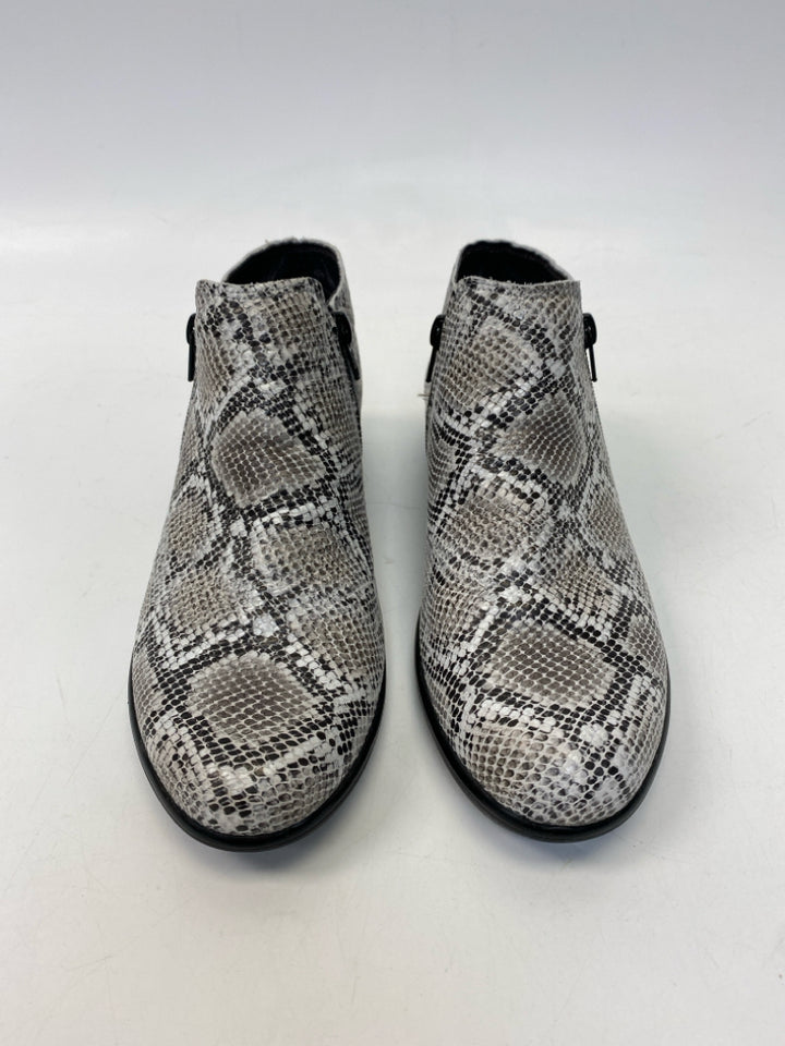 Naot  Size 38 Gray Black Snakeprint Boots