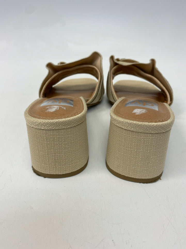 Dolce Vita  Size 7.5 Cream Sandals