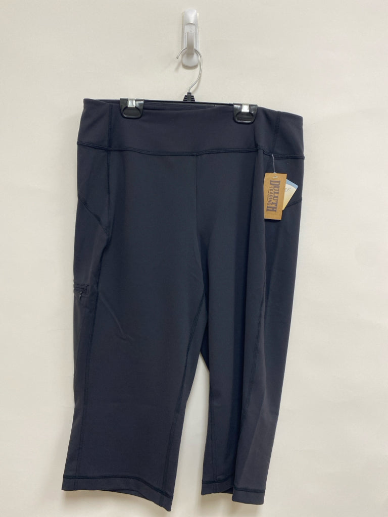 NWT Duluth Trading Size M Black Cropped Ladies Leggings