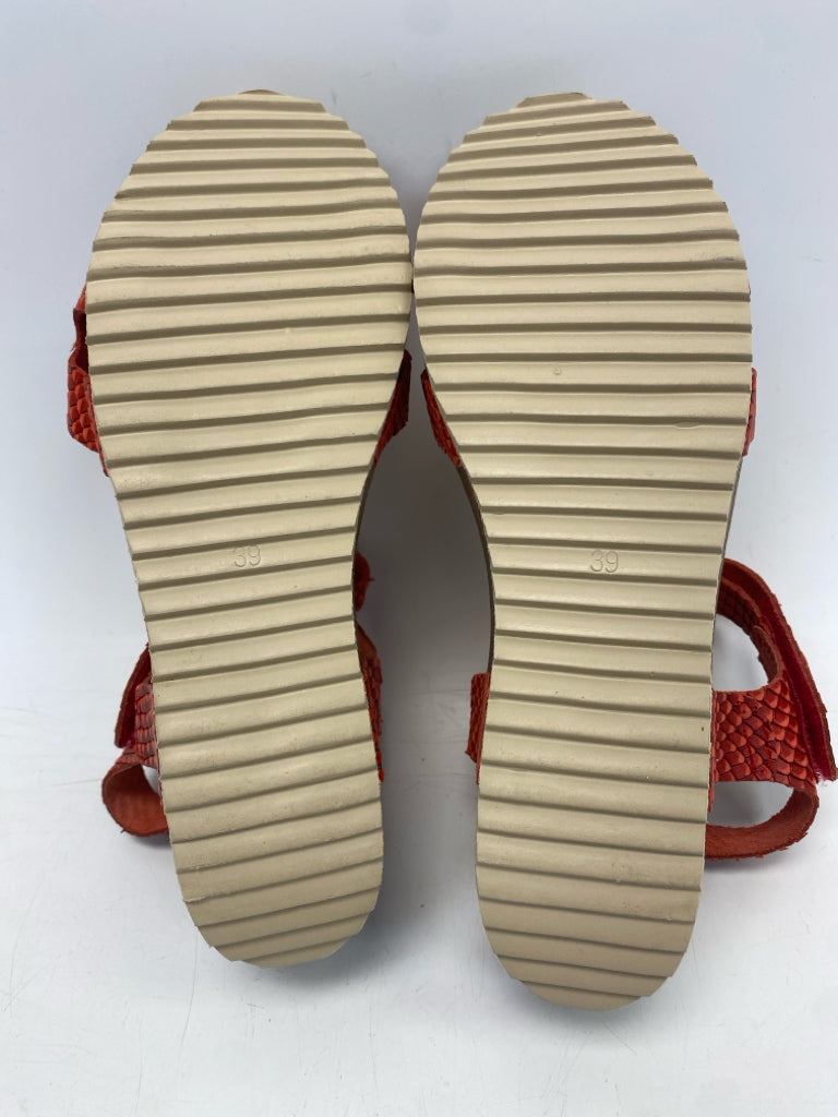 NWOT Ericmichael  Size 39 Dark Coral Embossed Sandals