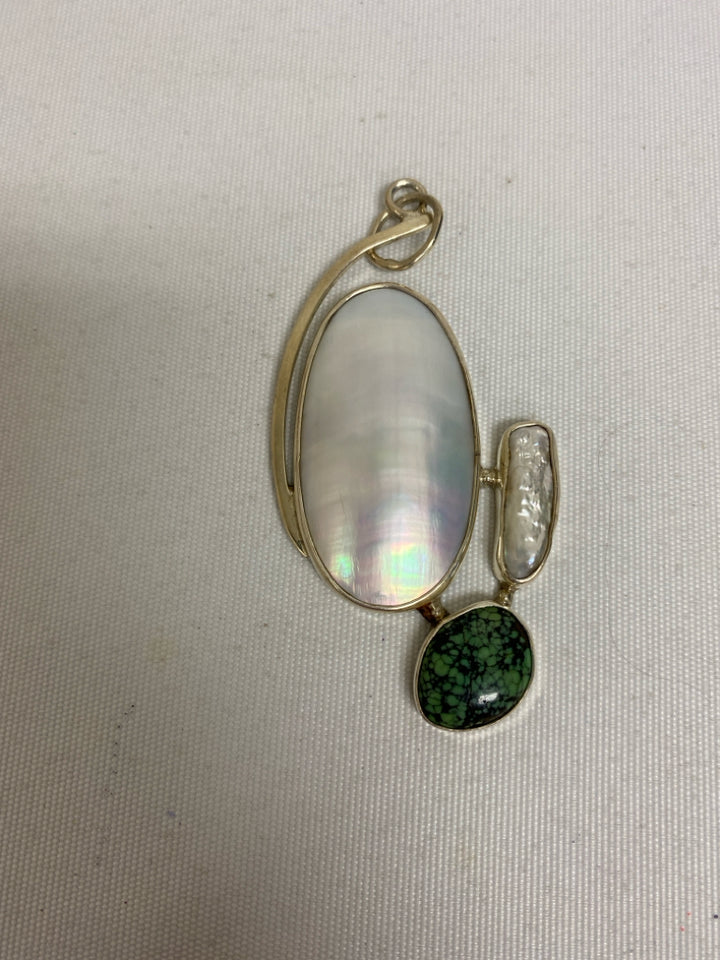 Pearl Green/Black Stones Pendant