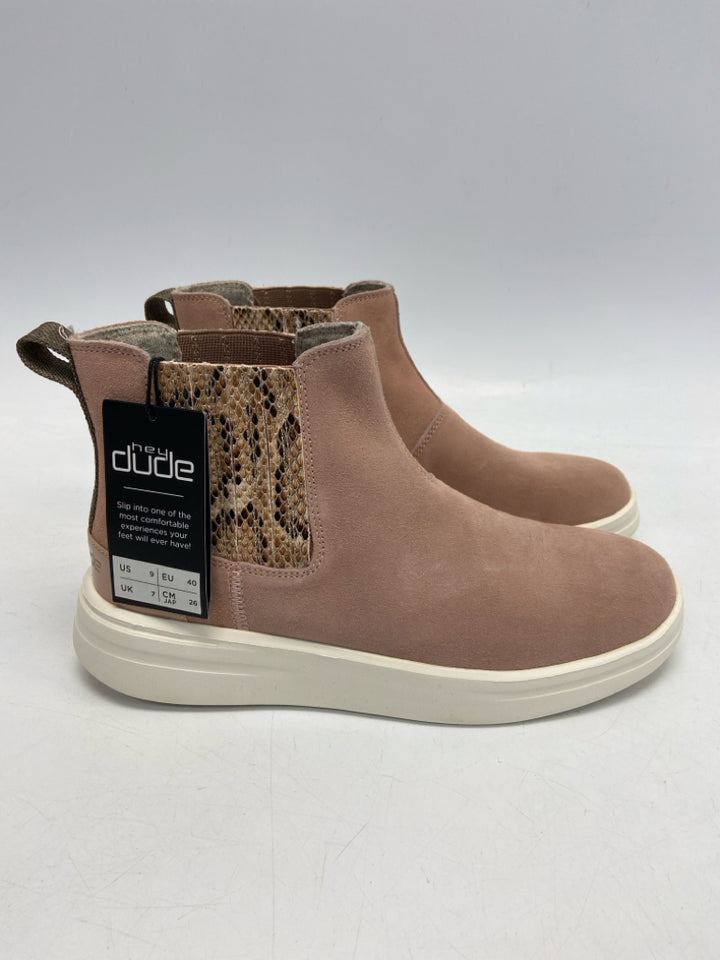 NWT Hey Dude US Shoe Size 9 Pink Suede Boots