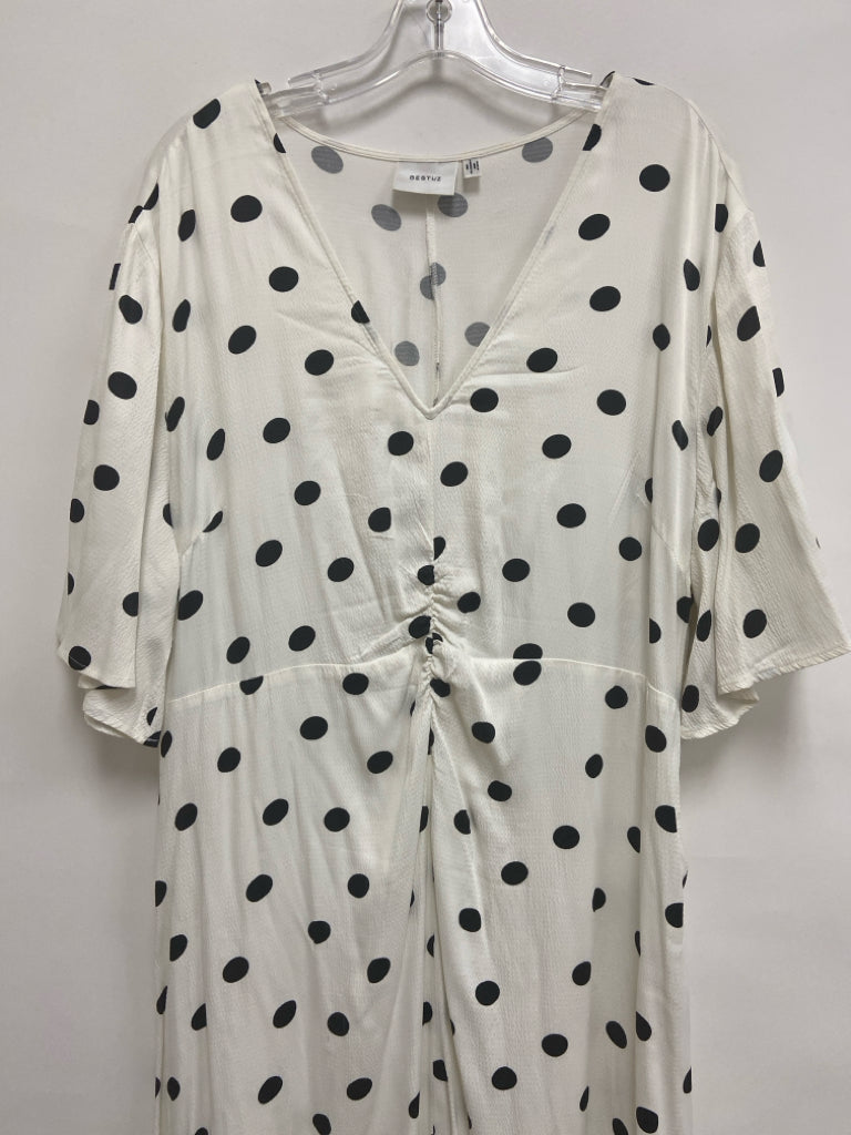 GESTUZ  SIZE  1X White Black Polka Dot Plus Size Dress
