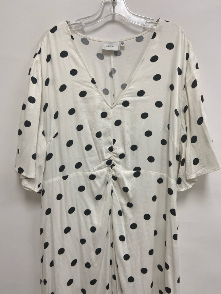 GESTUZ  SIZE  1X White Black Polka Dot Plus Size Dress