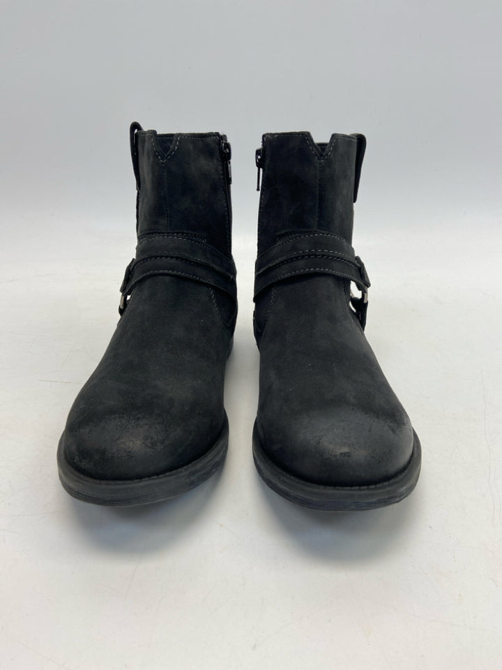 Earth  Size 8.5 Black Boots