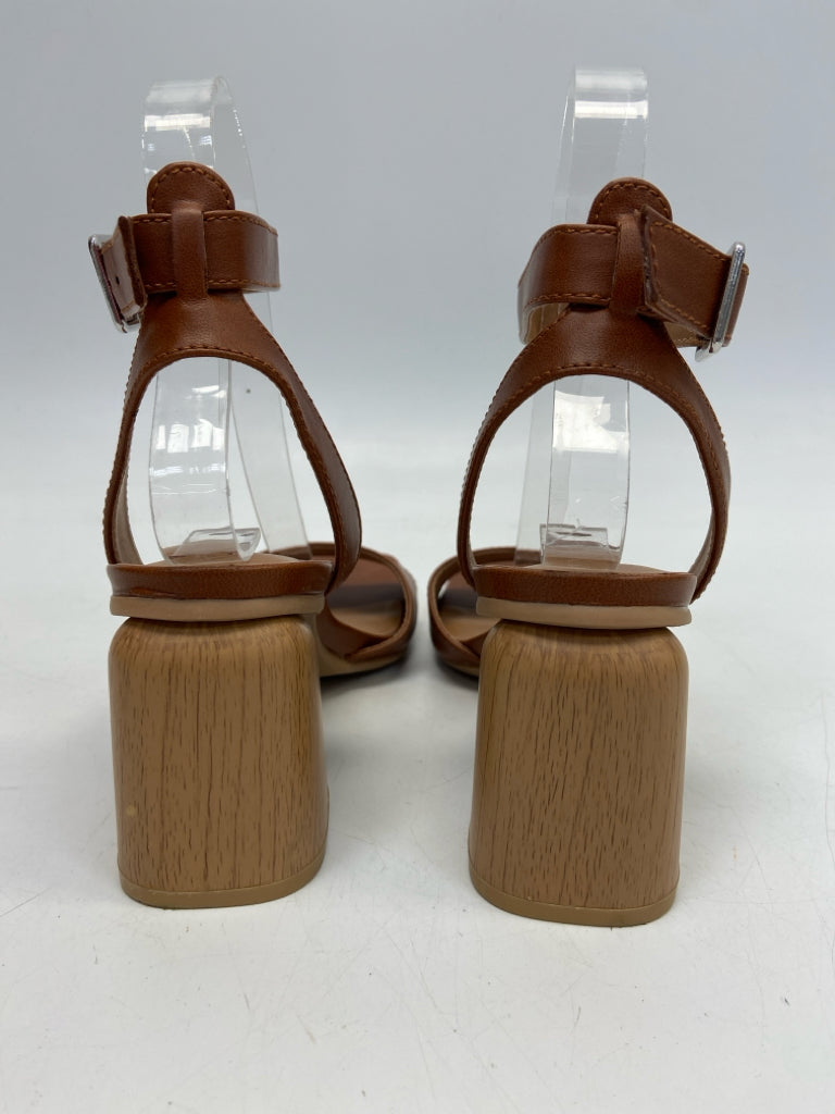 Universal Thread  Size 6 Brown Sandals