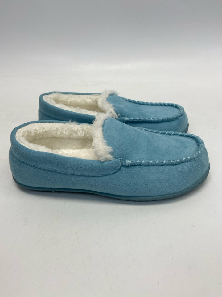 US Shoe Size M Blue Cream Lined Slippers