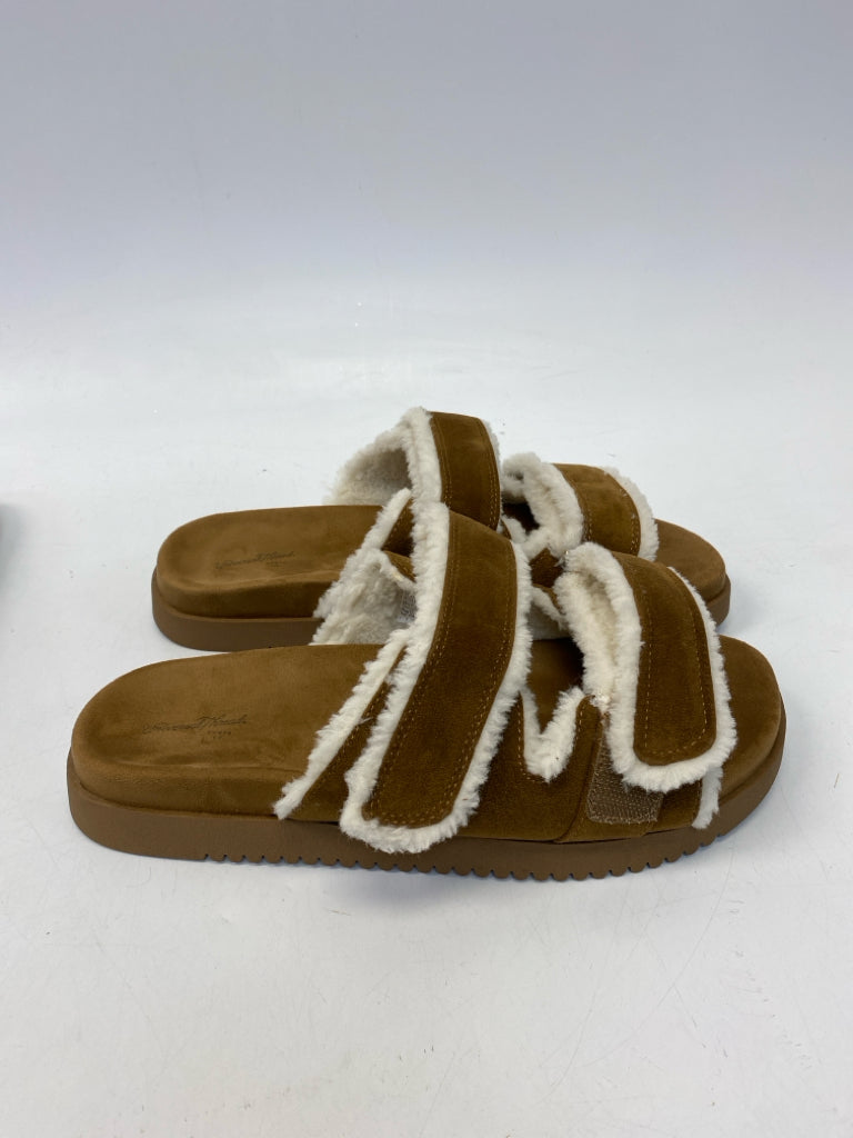 Universal Thread US Shoe Size 10 Camel Slippers