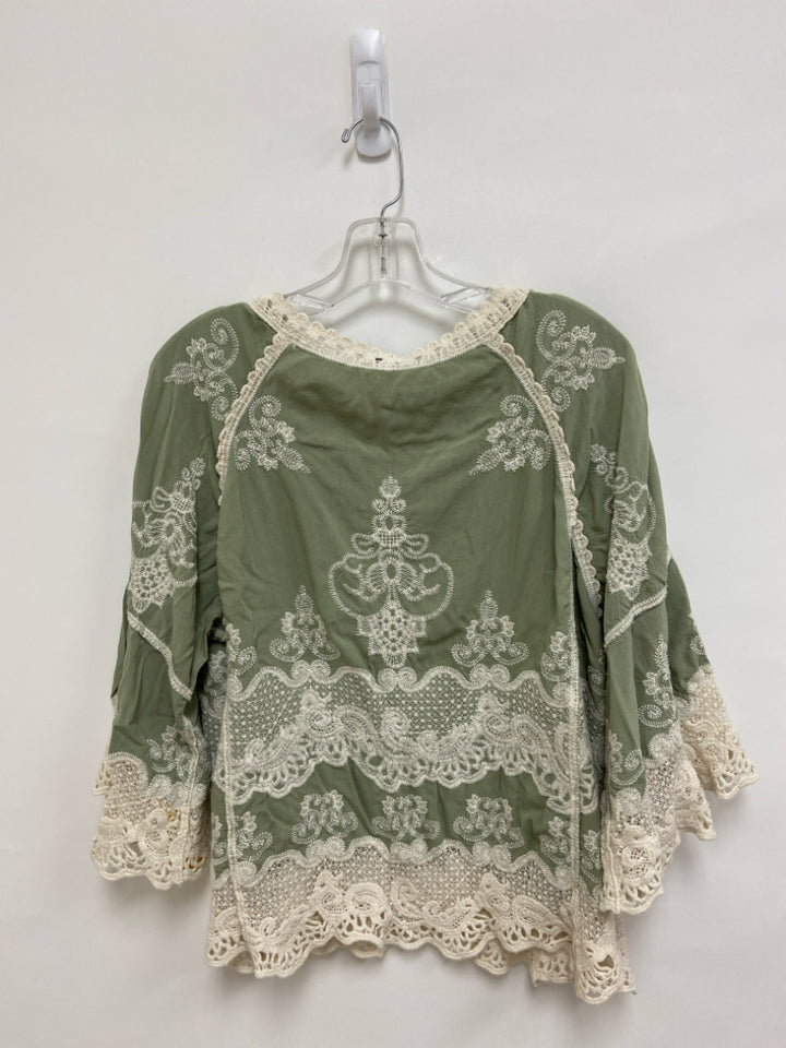 Democracy  SIZE  1X Sage Cream Embroidered Cold Shoulder Crochet Plus Size Top