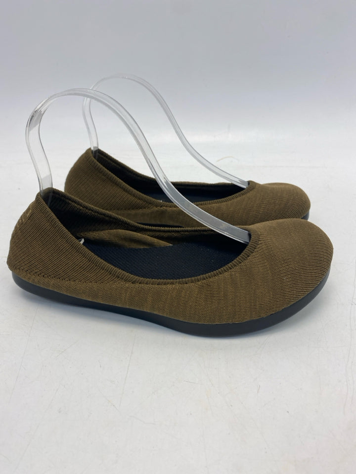 NWOT Oesh US Size 9 Brown Knit Flats
