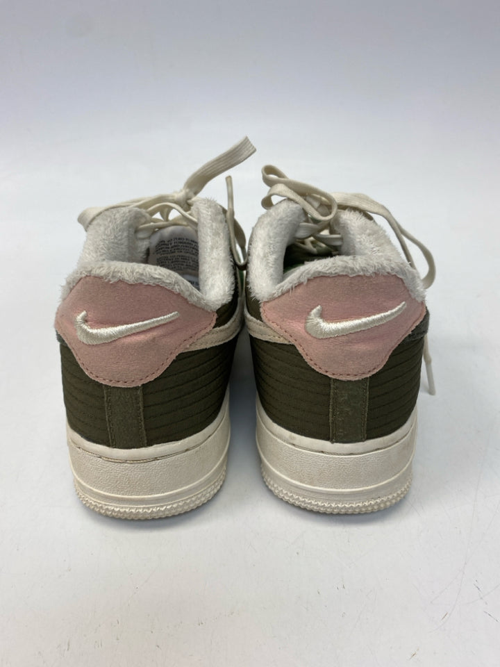 Nike SIZE 6.5 Green Girl&