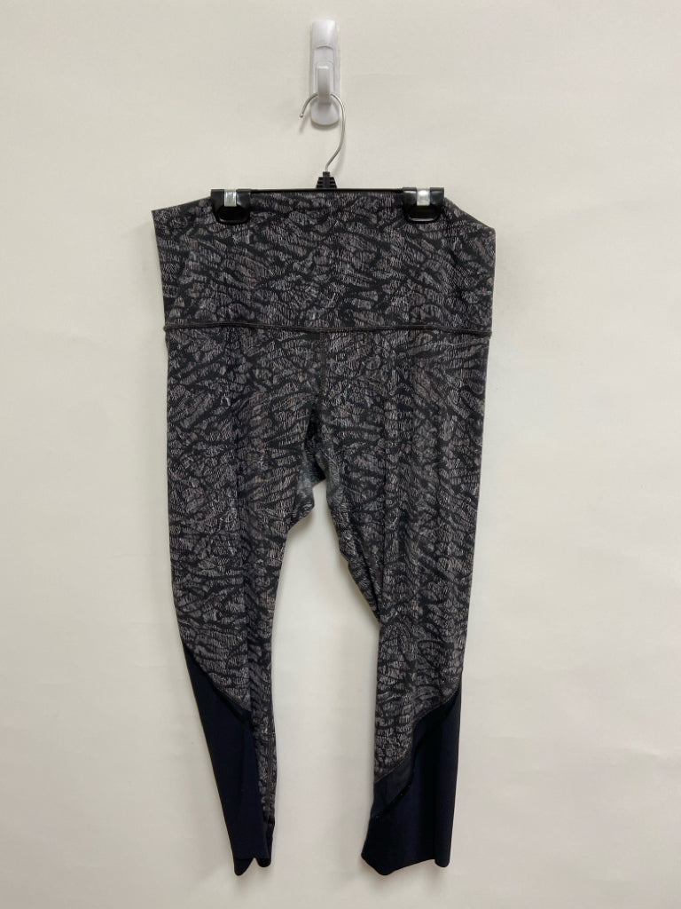 Lululemon Size M Black White Lines Athletic Leggings