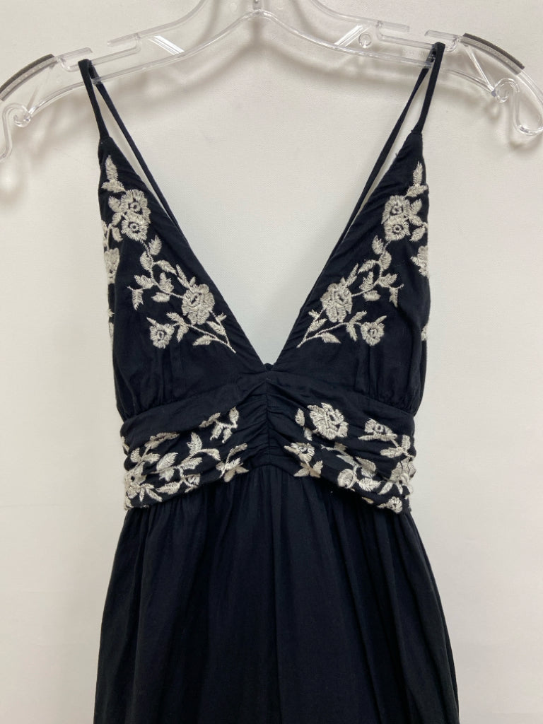Abercrombie &amp; Fitch Size SP Black White Flowers Sleeveless Petite Dress