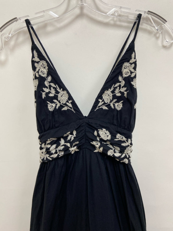 Abercrombie &amp; Fitch Size SP Black White Flowers Sleeveless Petite Dress