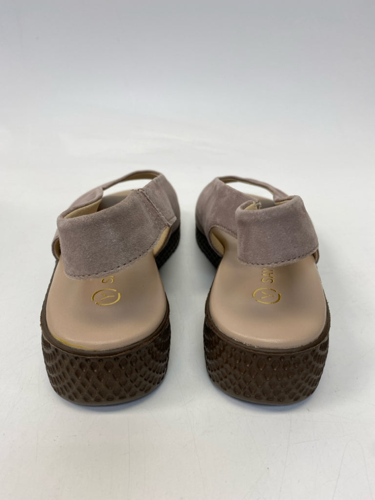 NWOT  Size 39 Taupe Shimmery Sandals