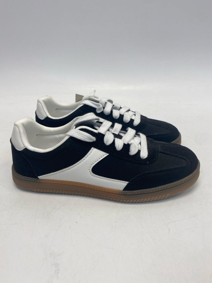 NWT No Boundaries US Shoe Size 7 Black White Lace-up Sneakers
