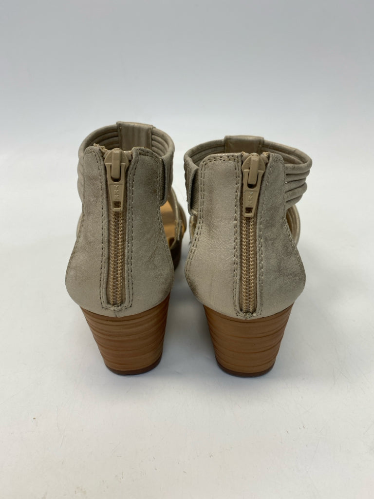 Bare Traps  Size 7.5 Gray Shimmery Sandals