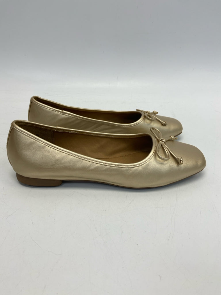 Crown &amp; Ivy  Size 9 Gold Bow(s) Flats