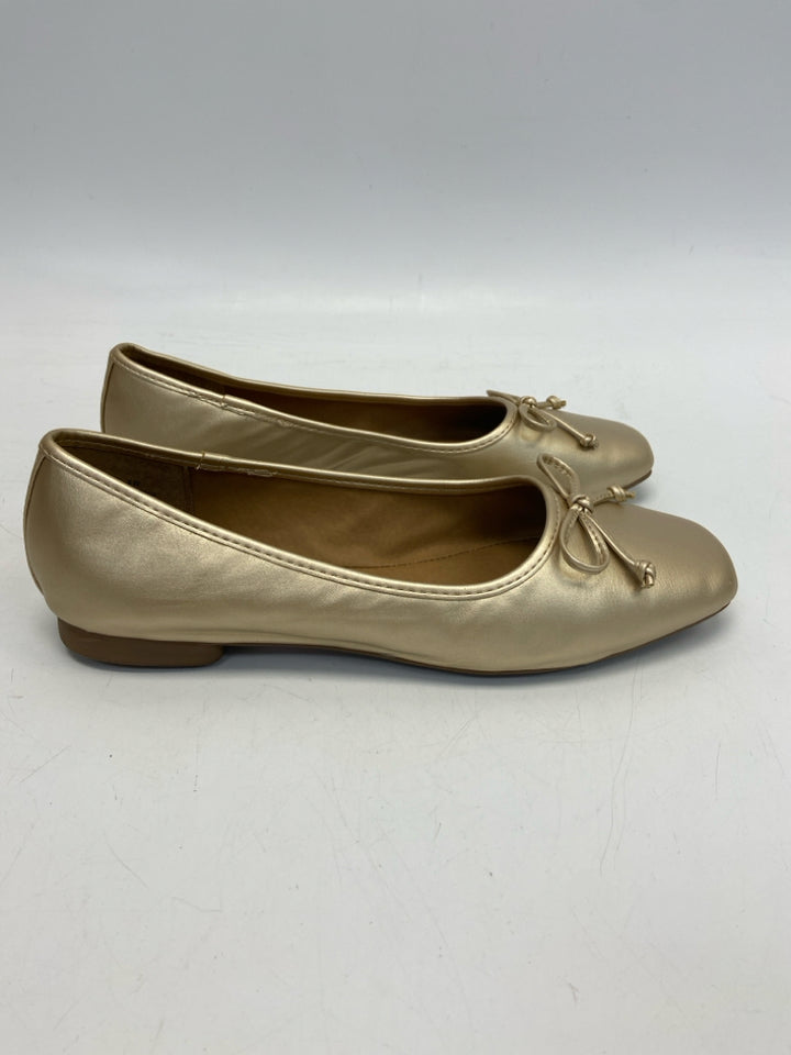 Crown &amp; Ivy  Size 9 Gold Bow(s) Flats