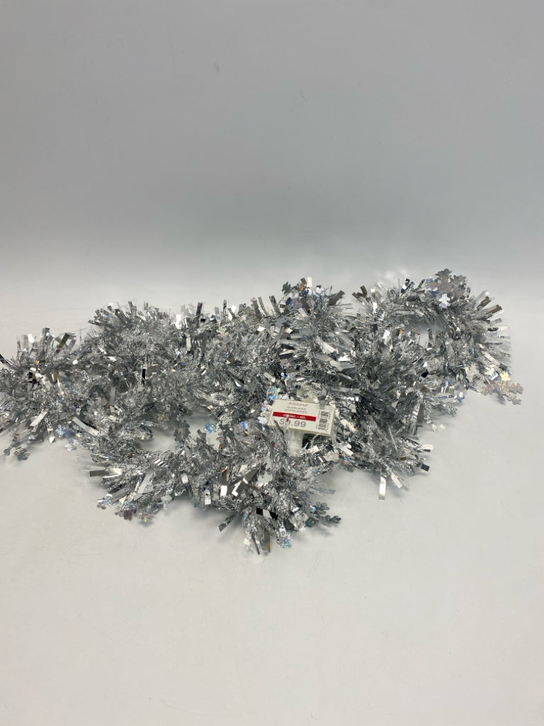 NWT Silver White Snowflakes Christmas