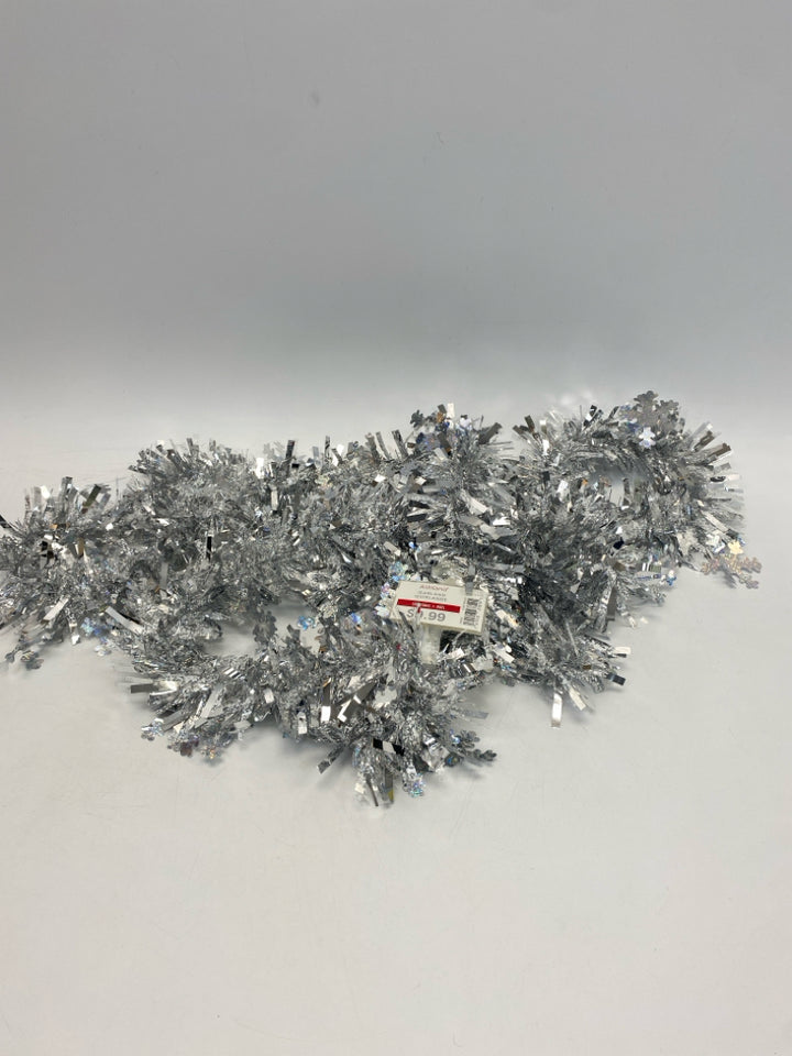NWT Silver White Snowflakes Christmas