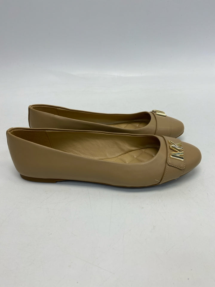 NWOT Michael Kors  Size 9 Tan Gold Logo Flats