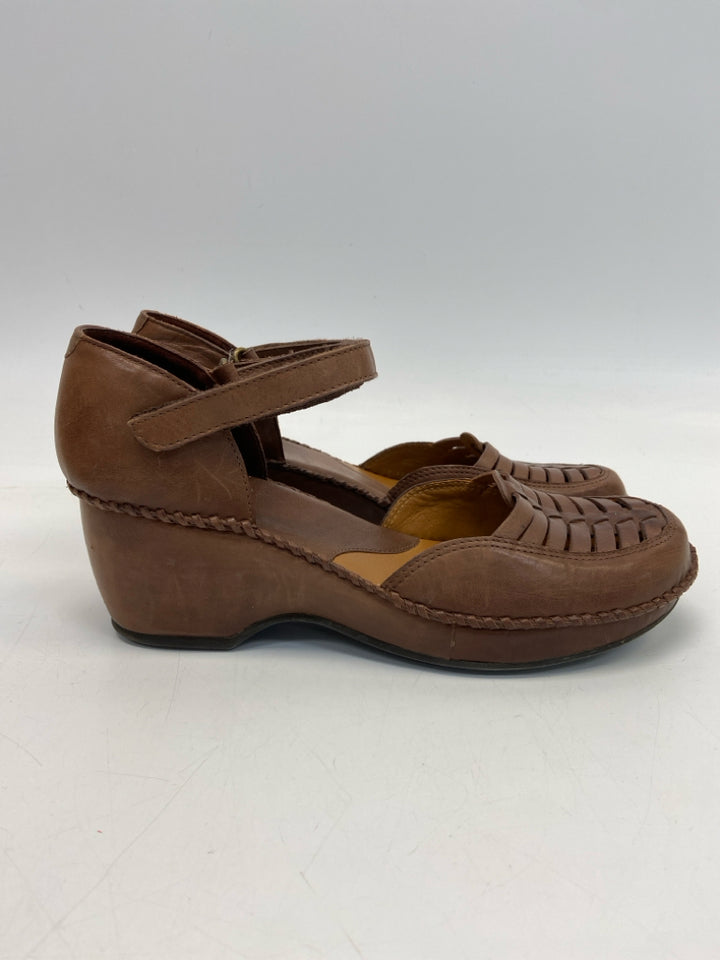 Nurture  Size 7.5 Dark Brown Sandals