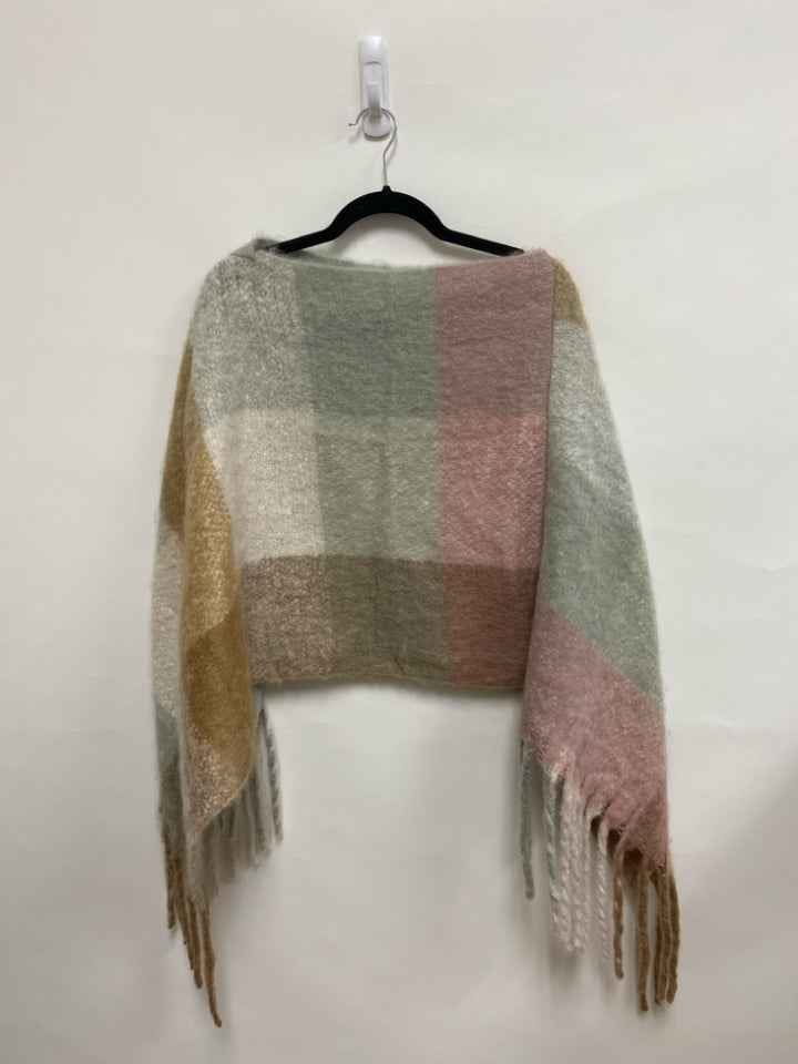 Size OSFM Cream/Gray Gold/Multi Checkered Cape Ladies Sweater