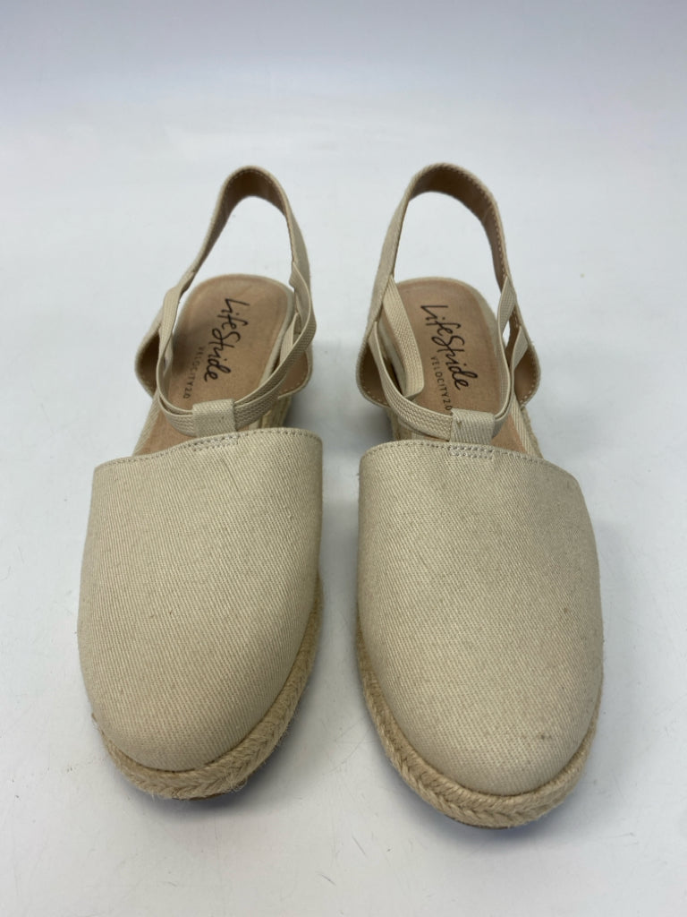 Size 7.5 Cream Bow(s) Sandals