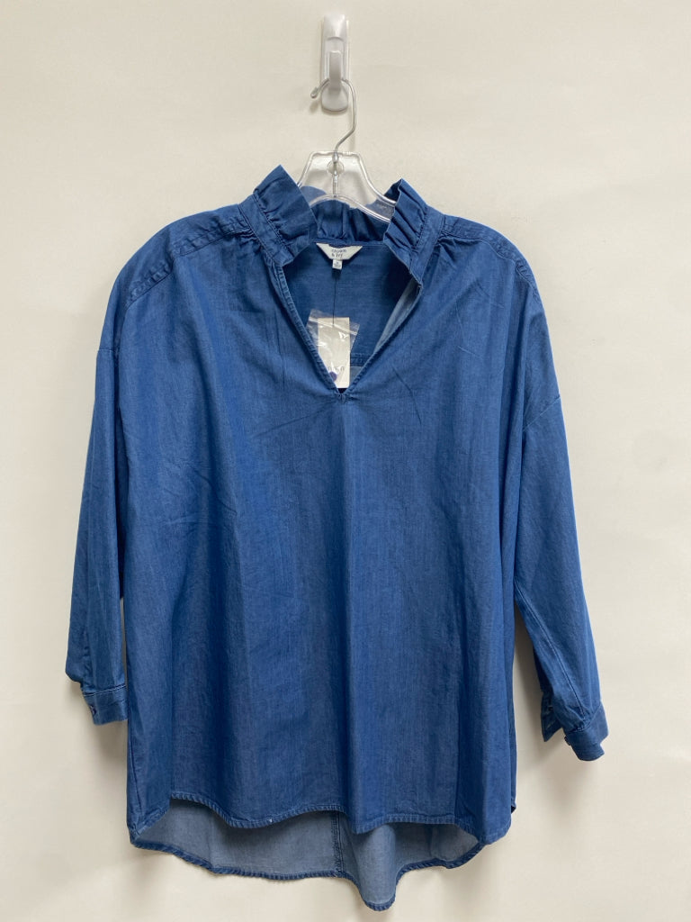 NWT Crown &amp; Ivy Size M Blue Chambray Ladies Top